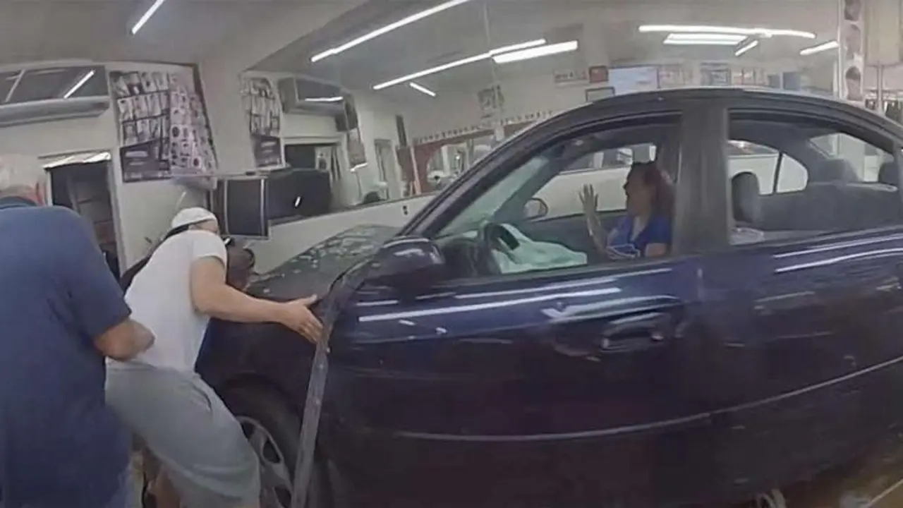  Captura del v&iacute;deo del accidente vehicular en una peluquer&iacute;a de Nueva York - Youtube - Yonkers Police Department 