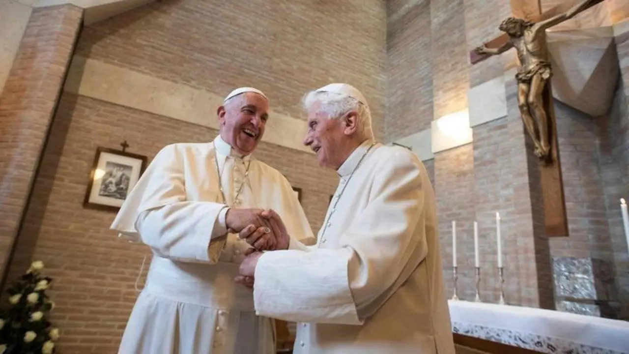  El Papa Francisco y Benedicto XVI en el Vaticano en 2016. GAMMA RAPHO GETTY 