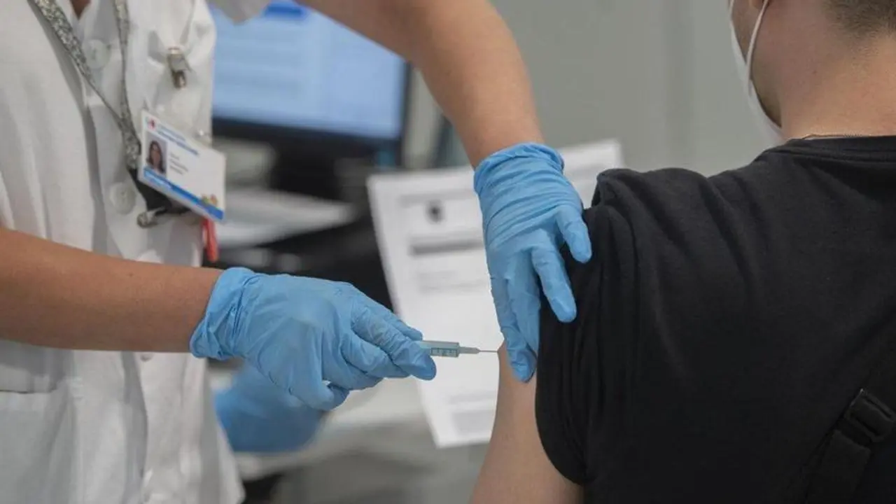  Un joven recibe la primera dosis de la vacuna contra la COVID-19 en el Hospital Zendal el d&iacute;a que comienza la vacunaci&oacute;n a j&oacute;venes madrile&ntilde;os a partir de 16 a&ntilde;os, a 13 de julio de 2021, en Madrid (Espa&ntilde;a). - Alberto Ortega - Europa Press 