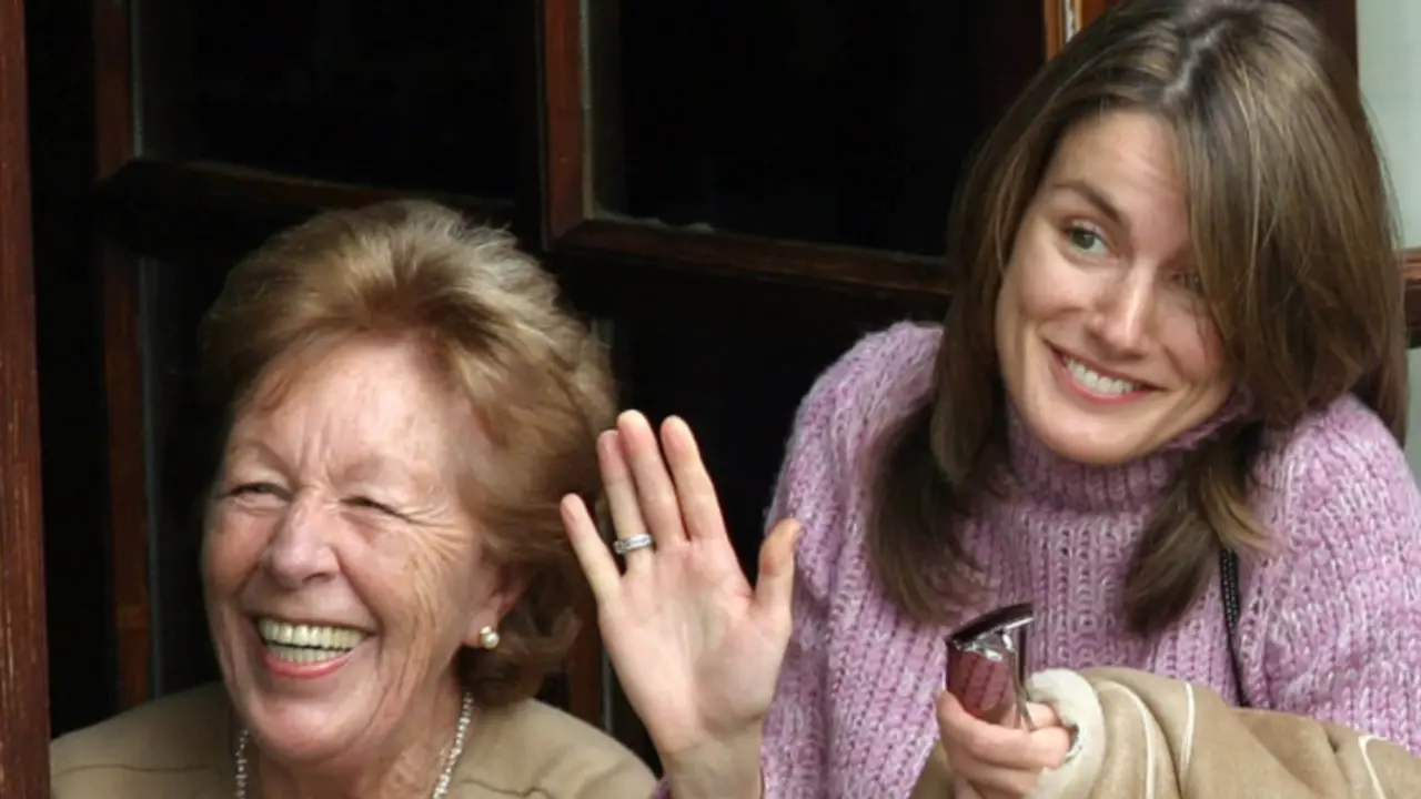  La Reina Letizia junto a su abuela Menchu &Aacute;lvarez del Valle en una de las visitas que realiz&oacute; a Sarde&uacute; junto a Don Felipe cuando era pr&iacute;ncipes de Asturias. - EUROPA PRESS 