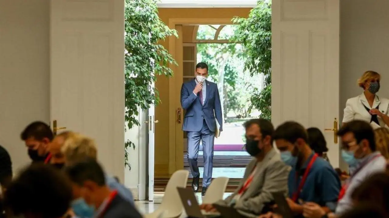  El presidente del Gobierno, Pedro S&aacute;nchez, a su llegada a una rueda de prensa para hacer balance del curso pol&iacute;tico, en el Palacio de la Moncloa, a 29 de julio de 2021, en Madrid (Espa&ntilde;a). El jefe del Ejecutivo comparece este jueves para ofrecer el habitu - Ricardo Rubio - Europa Press 