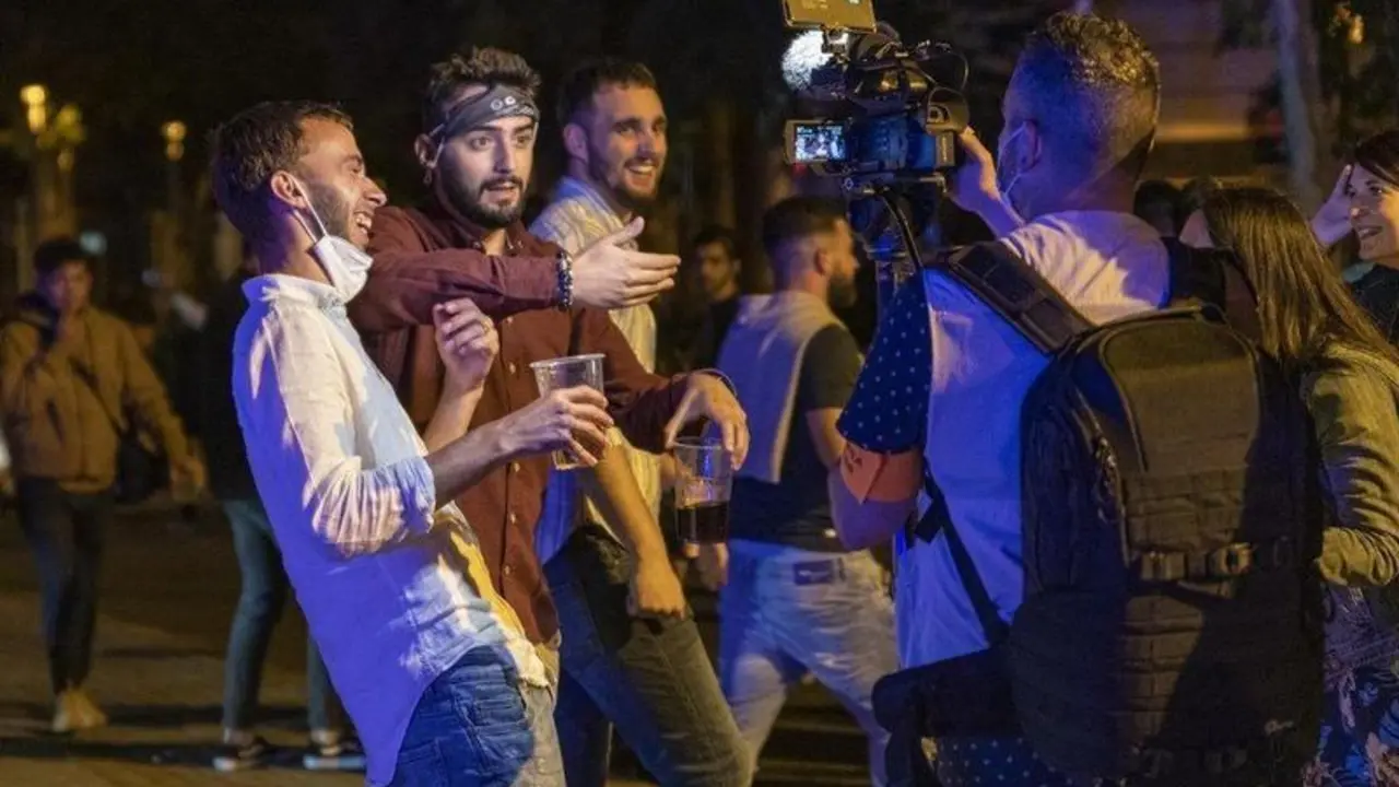  Grupos de personas festejan en las calles de Barcelona durante el primer viernes sin toque de queda - Lorena Sop&ecirc;na - Europa Press 