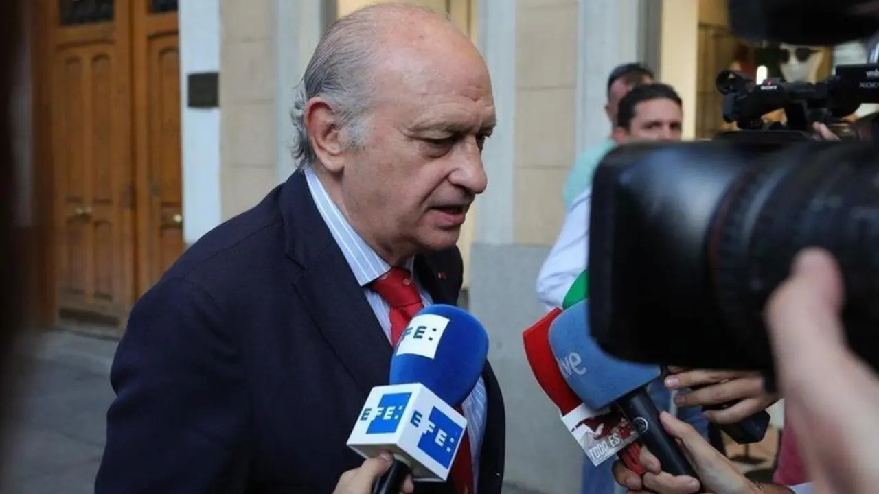  El exministro de Interior y miembro del PP, Jorge Fern&aacute;ndez D&iacute;az, atiende a los medios de comunicaci&oacute;n a su llegada a la presentaci&oacute;n de su libro "Cada d&iacute;a tiene su af&aacute;n" en la Librer&iacute;a Nebl&iacute;, Calle Serrano 80, en Madrid, a 10 de octubre de 2019 - Jes&uacute;s Hell&iacute;n - Europa Press - Archivo 