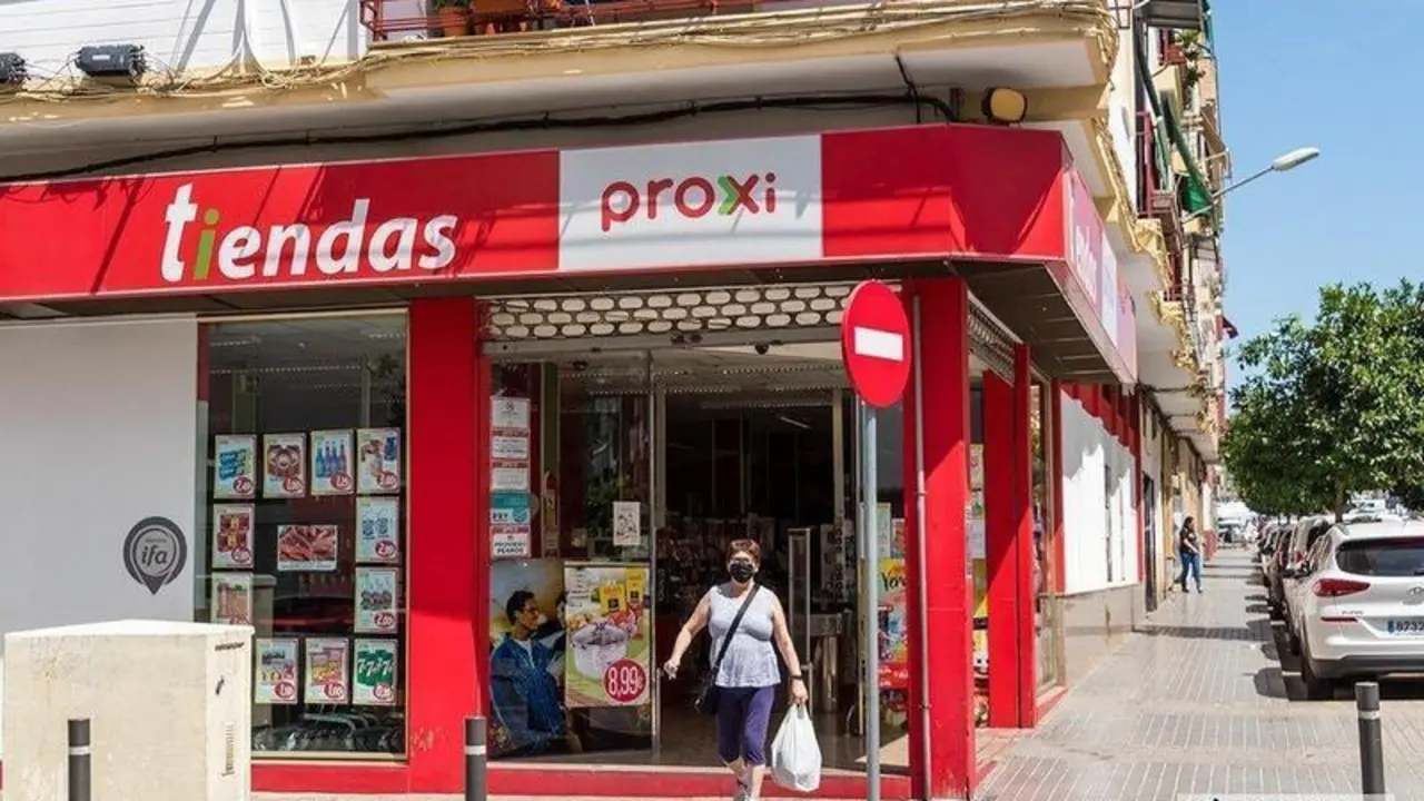  Mujer saliendo de un supermercado / Pilar Gázquez. 