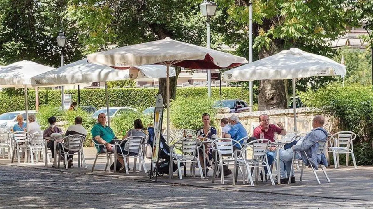  Ambiente al mediodía en una terraza en Córdoba / Pilar Gázquez. 