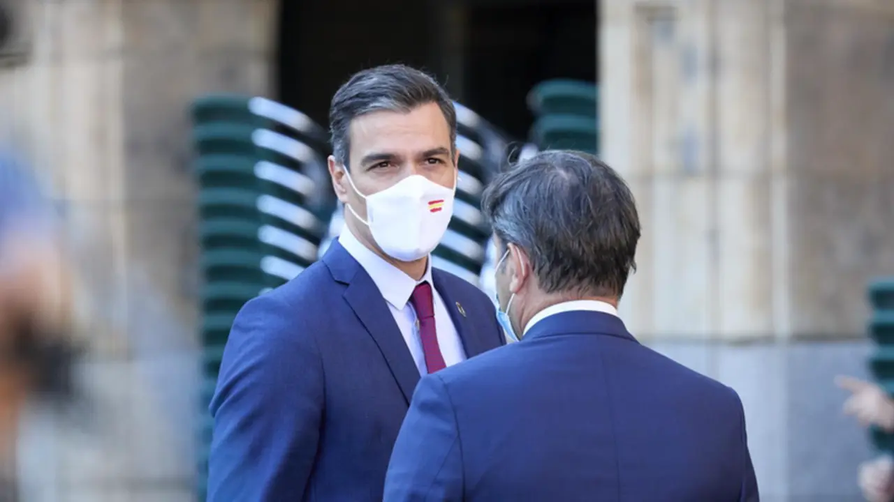  El presidente del Gobierno, Pedro S&aacute;nchez, a su llegada a la Plaza Mayor de Salamanca para celebrar la XXIV Conferencia de Presidentes, a 30 de julio de 2021, en Salamanca, Castilla y Le&oacute;n (Espa&ntilde;a). Los tres grandes temas a tratar en esta reuni&oacute;n, el m&aacute;xi - Jes&uacute;s Hell&iacute;n - Europa Press 