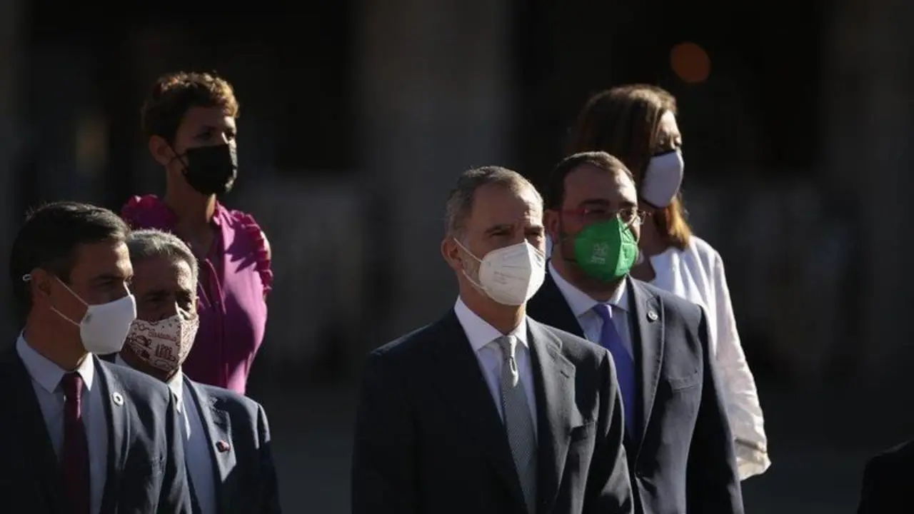  El presidente del Gobierno, Pedro S&aacute;nchez, y el presidente de Cantabria, Miguel &Aacute;ngel Revilla, entre otros, en Salamanca. - EP 