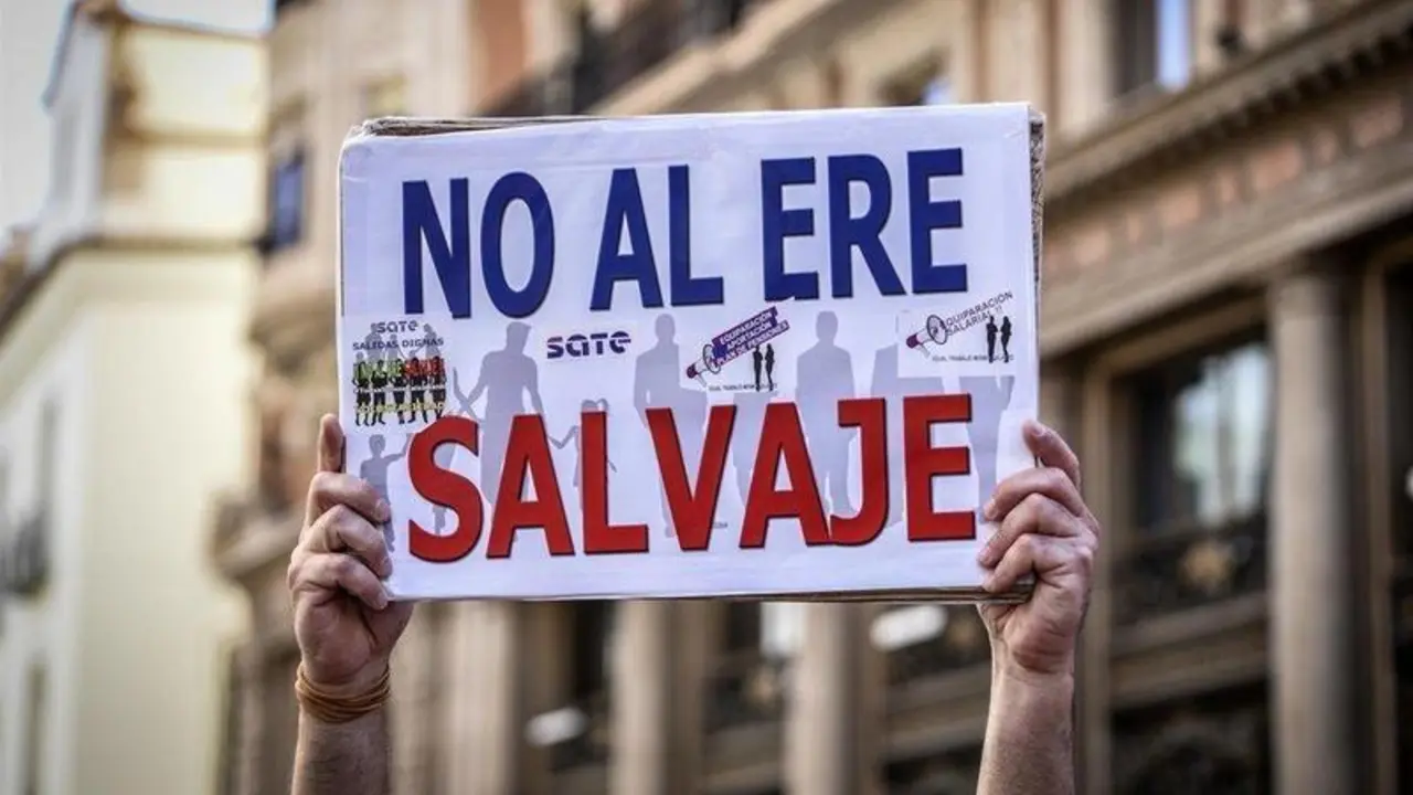  Una persona sostiene una pancarta donde se puede leer "No al ERE salvaje" en una protesta organizada contra CaixaBank . EUROPA PRESS 