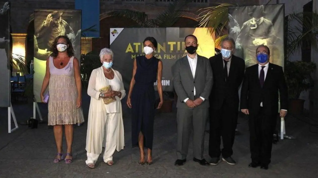  (I-D) La presidenta del Govern, Francina Armengol; la actriz Judi Dench; la Reina Letizia; el director del Atl&agrave;ntida Mallorca Film Fest, Jaume Ripoll; el director Stephen Frears y el ministro Miquel Iceta en la clausura de la 11&ordf; Edici&oacute;n Del Festival. - ISAAC BUJ-EUROPA PRESS 