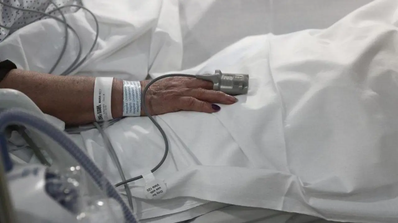  Archivo - Imagen de archivo de manos de un paciente en una UCI. - Eduardo Parra - Europa Press - Archivo 