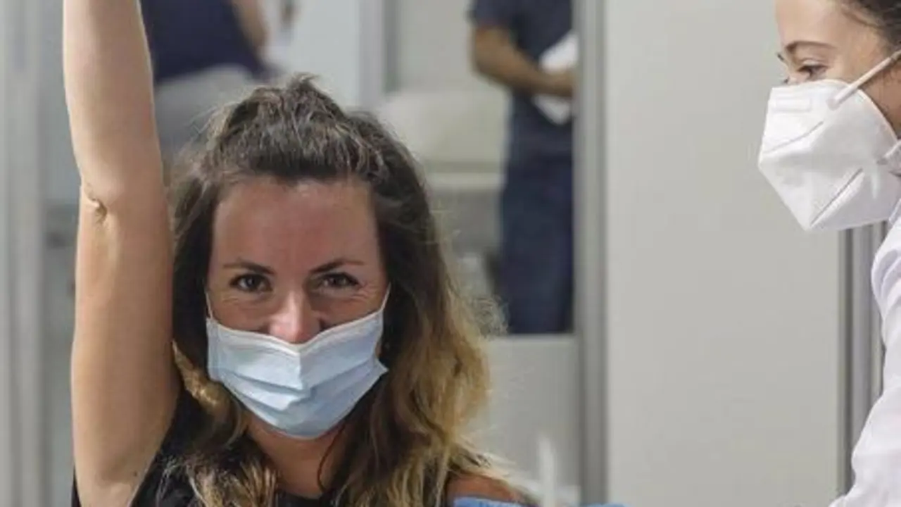 ROBER SOLSONA...202107028.......VALENCIA......INICIO DE LA VACUNACI&Oacute;N DEL GRUPO DE EDAD ENTRE 20-29 A&Ntilde;OS EN CIUTAT DE LES ARTS I LES CI&Egrave;NCIES DE VALENCIA.