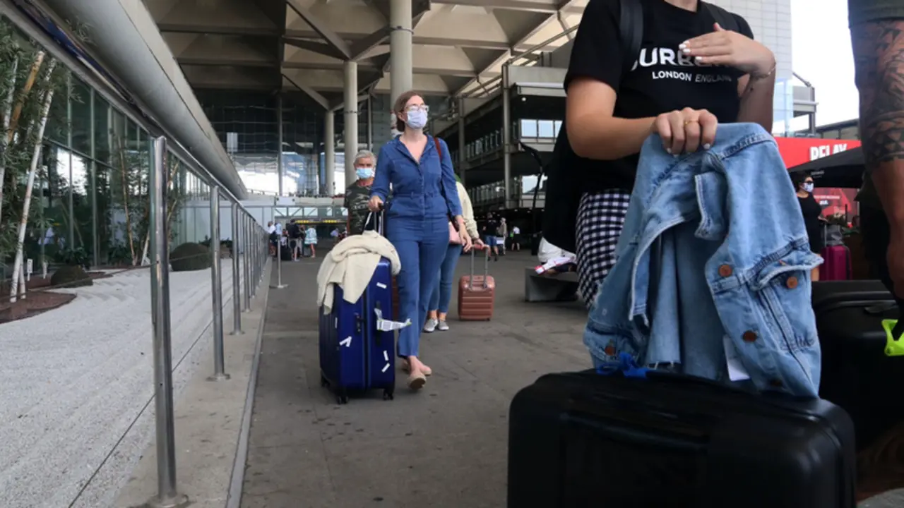  Turistas llegando al aeropuerto de M&aacute;laga tras la cuarentena impuesta por Reino Unido - EUROPA PRESS/ ALEX ZEA - Archivo 