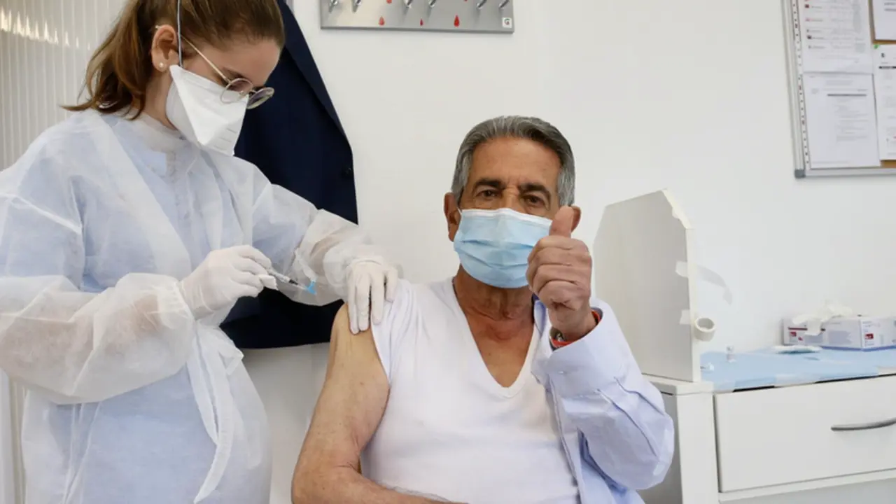  Archivo - El presidente de Cantabria, Miguel &Aacute;ngel Revilla, recibe la vacuna contra el Covid en el centro de salud de El Astillero - GOBIERNO DE CANTABRIA - Archivo 