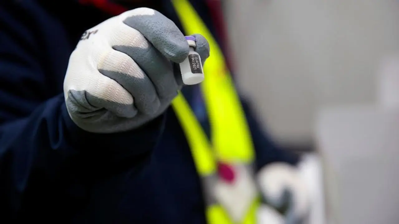 GUADALAJARA, 26/12/2020.- Las primeras dosis de la vacuna frente al COVID-19 (c) desarrollada por la compa&ntilde;&iacute;a Pfizer han llegado este s&aacute;bado al centro log&iacute;stico de Pfizer en Guadalajara. Dichas dosis se repartir&aacute;n en las pr&oacute;ximas horas de forma equitativa entre los puntos designados por todas las comunidades y ciudades aut&oacute;nomas con el objetivo de que ma&ntilde;ana domingo comience la vacunaci&oacute;n en toda Espa&ntilde;a. En la imagen, personal de Pfizer/BioNtech entrega las vacunas a t&eacute;cnicos de la Agencia Espa&ntilde;ola de Medicamentos y Productos Sanitarios para su certificaci&oacute;n. EFE/Pool Moncloa/Jos&eacute; Mar&iacute;a Cuadrado Jim&eacute;nez  SOLO USO EDITORIAL/SOLO DISPONIBLE PARA ILUSTRAR LA NOTICIA QUE ACOMPA&Ntilde;A
