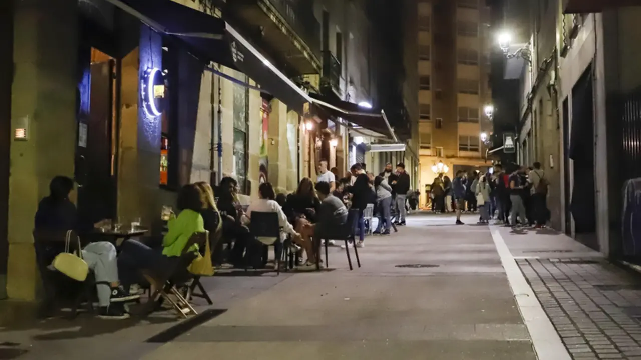  Varias terrazas con clientes durante la primera noche de la reapertura del ocio nocturno con condiciones en Galicia, a 1 de julio de 2021, en Vigo, Pontevedra, Galicia (Espa&ntilde;a). A partir de hoy, la Xunta de Galicia permite la reapertura de los locales de - Marta V&aacute;zquez Rodr&iacute;guez - Europa Press 