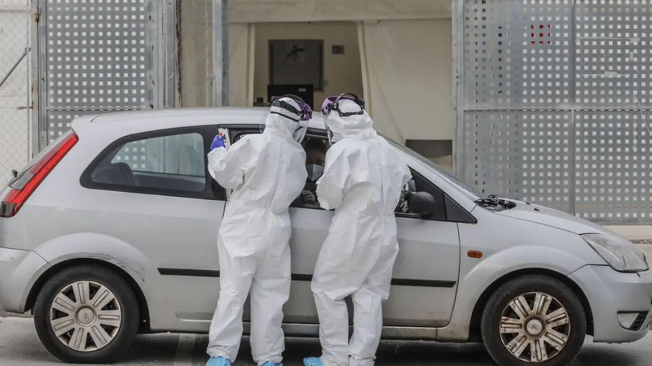  Dos sanitarios realizan una prueba PCR a una persona desde su veh&iacute;culo en una imagen de archivo. - Rober Solsona - Europa Press 