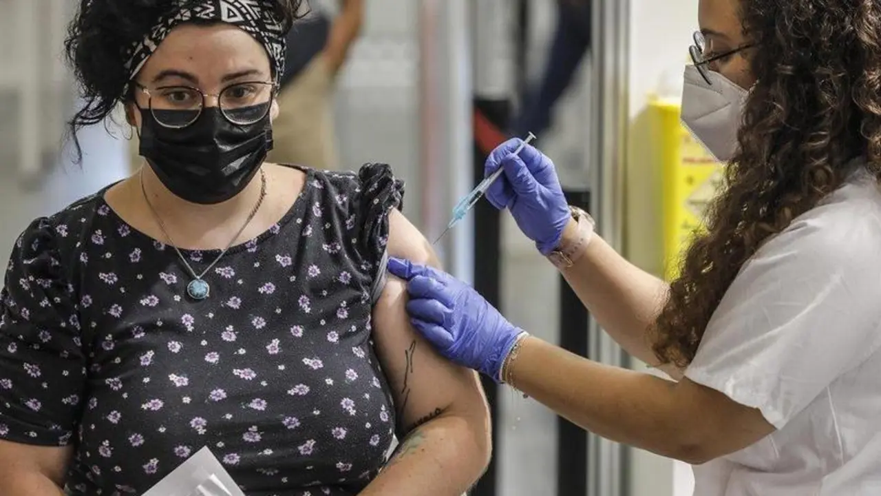  Una mujer recibe la vacuna contra el Covid-19 en el dispositivo puesto en marcha en la Ciutat de les Arts i les Ci&egrave;ncies de Valencia, a 28 de julio de 2021, en Valencia. - EP 