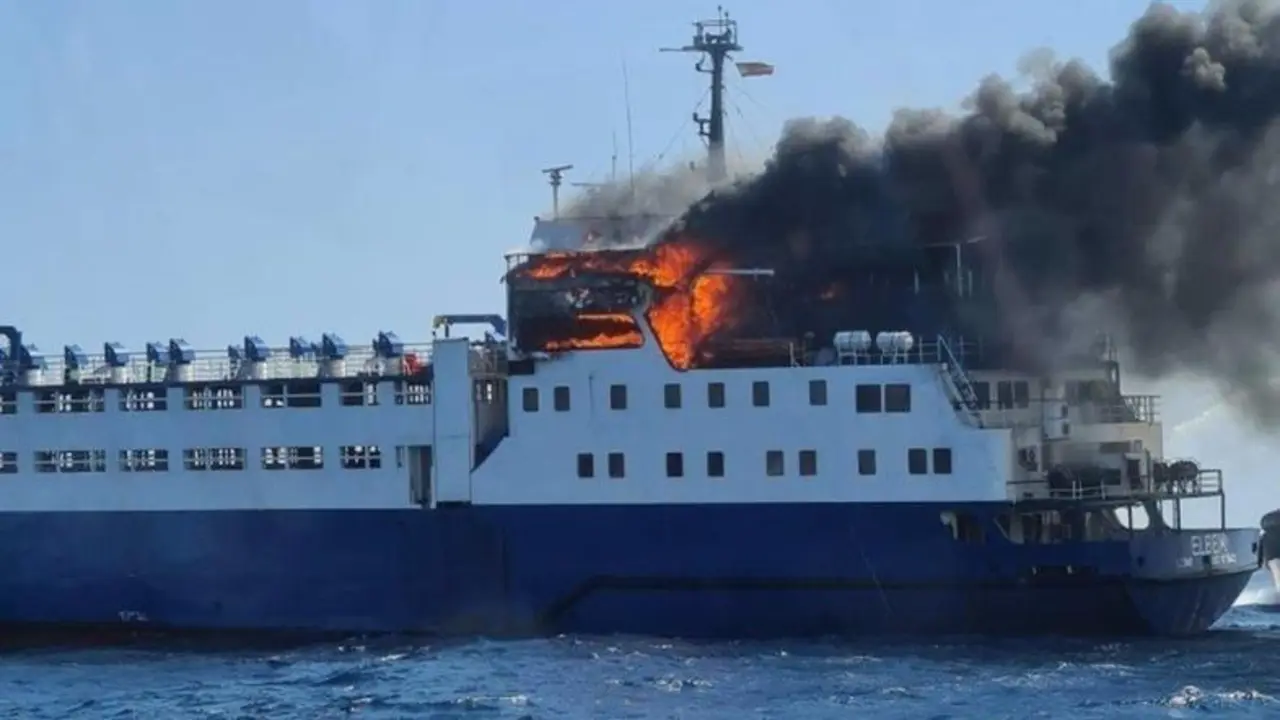  El barco incendiado en el Port de Tarragona - PORT DE TARRAGONA 