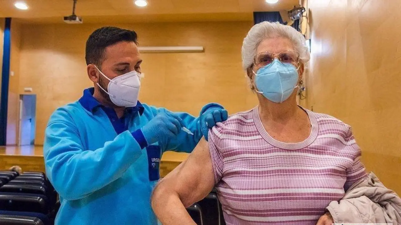  Un sanitario inyecta una dosis de la vacuna Pzifer en el Centro Cívico Poniente Sur de Córdoba / Pilar Gázquez. 