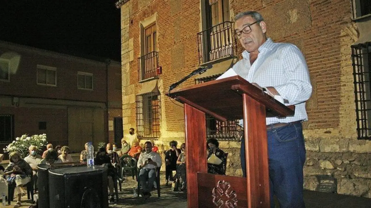  Manuel Luque Tapia autor de Adolescencia durante su intervenci&oacute;n en el Palacio de la Claver&iacute;a de Aldea del Rey 