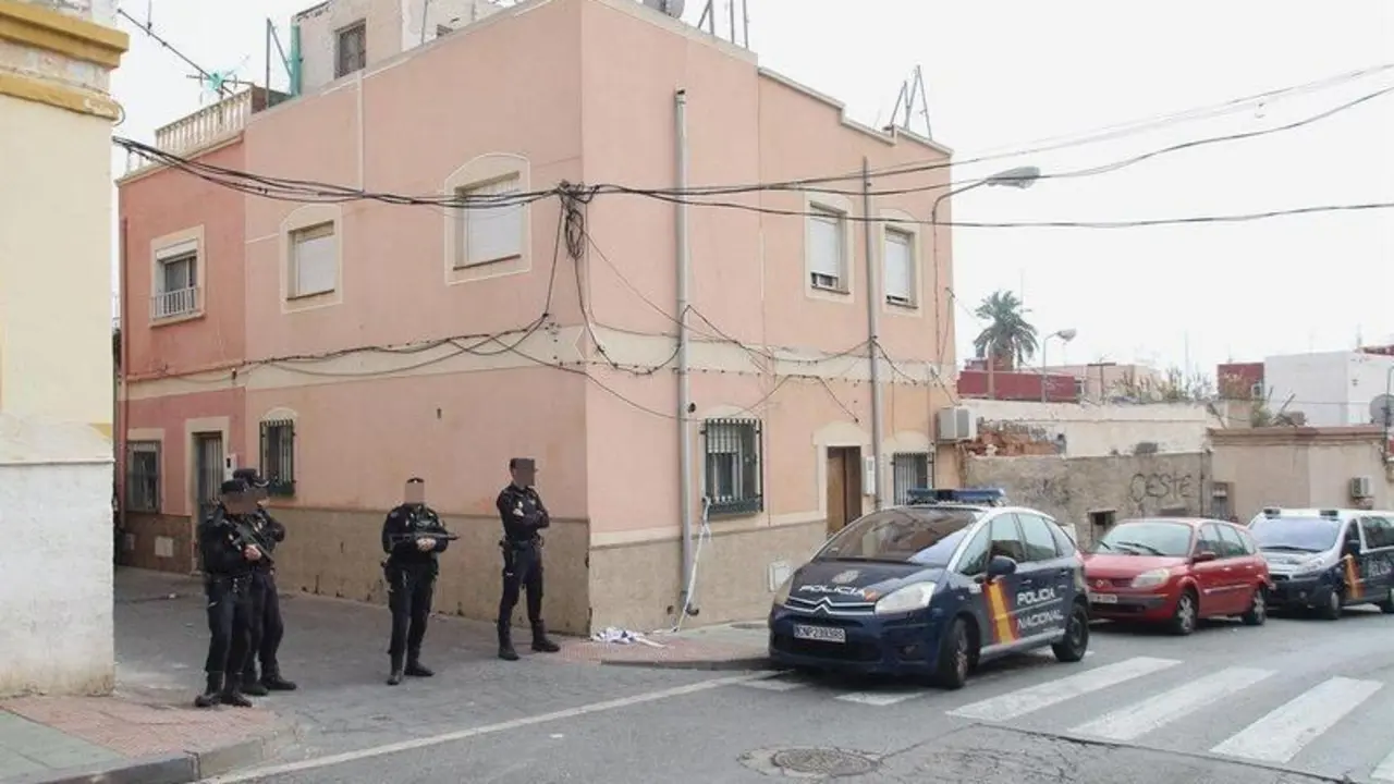  Una actuaci&oacute;n policial en el barrio de La Chanca de Almer&iacute;a. - Rafael Gonz&aacute;lez - Europa Press - Archivo 