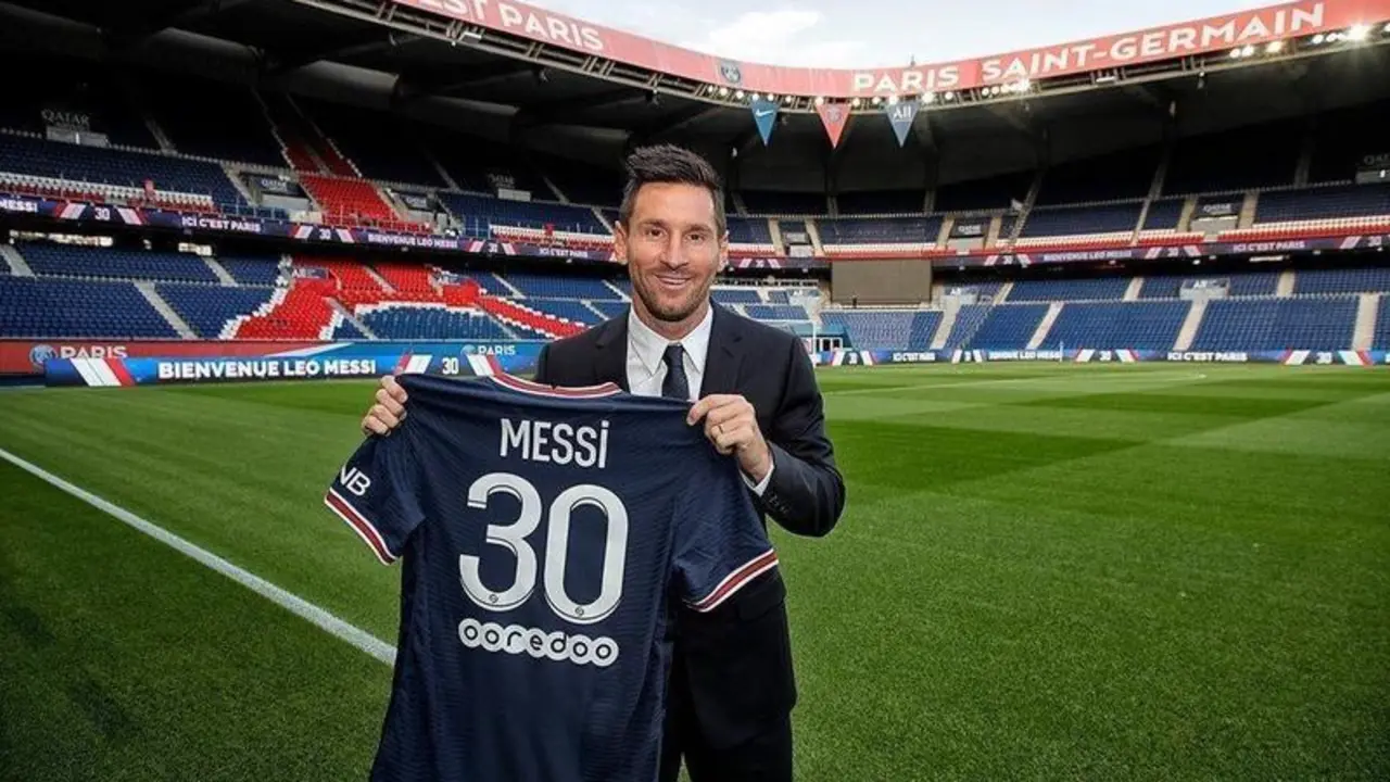  Leo Messi con su nueva camiseta del PSG - Facebook - PSG 
