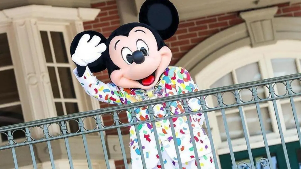  Un trabajador disfrazado del personaje Mickey Mouse en el parque de atracciones Walt Disney World's Magic Kingdom de Orlando, Florida. Europa Press 