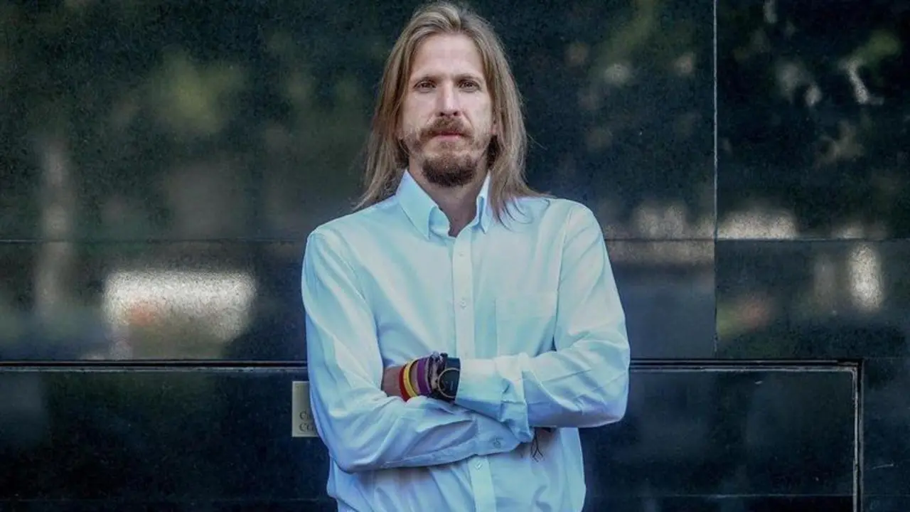  77B4674E-DB35-40C9-9F8F-9DD1C8D42B09 