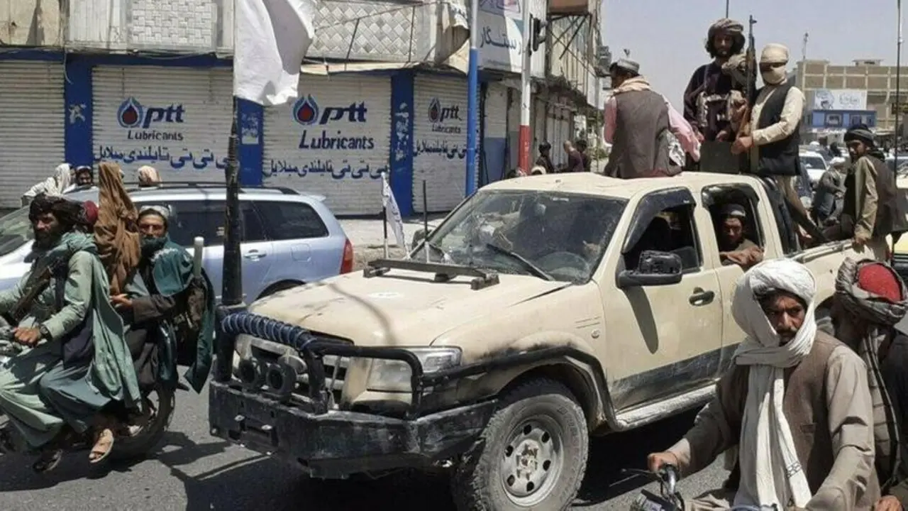  Combatientes talibanes conducen un veh&iacute;culo del Ej&eacute;rcito Nacional Afgano, en una calle en Kandahar, Afganist&aacute;n, el 13 de agosto de 2021. &copy; AFP 