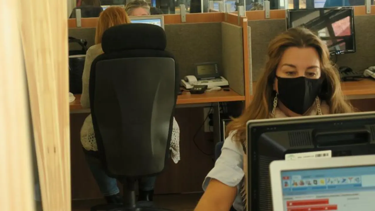  Operadores en uno de los centros del Servicio Andaluz de Teleasistencia. 