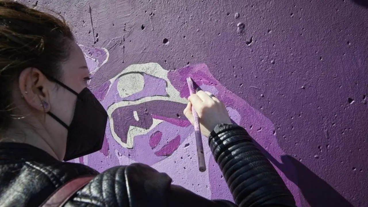  Archivo - Una mujer participa en la tarea de pintar de nuevo el mural feminista de Unlogic Crew en Getafe. - Jes&uacute;s Hell&iacute;n - Europa Press - Archivo 