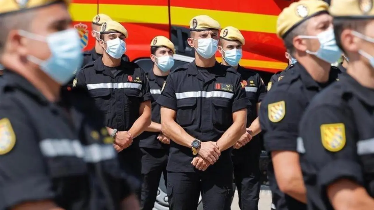  Oficiales del cuarto Batall&oacute;n de Intervenci&oacute;n en Emergencias (BIEM IV) y del destacamento del Grupo 43 del Ej&eacute;rcito del Aire, en la Base A&eacute;rea de Zaragoza, a 2 de agosto de 2021, en Zaragoza, Arag&oacute;n (Espa&ntilde;a). La ministra de Defensa ha realizado esta visi - Fabi&aacute;n Sim&oacute;n - Europa Press 