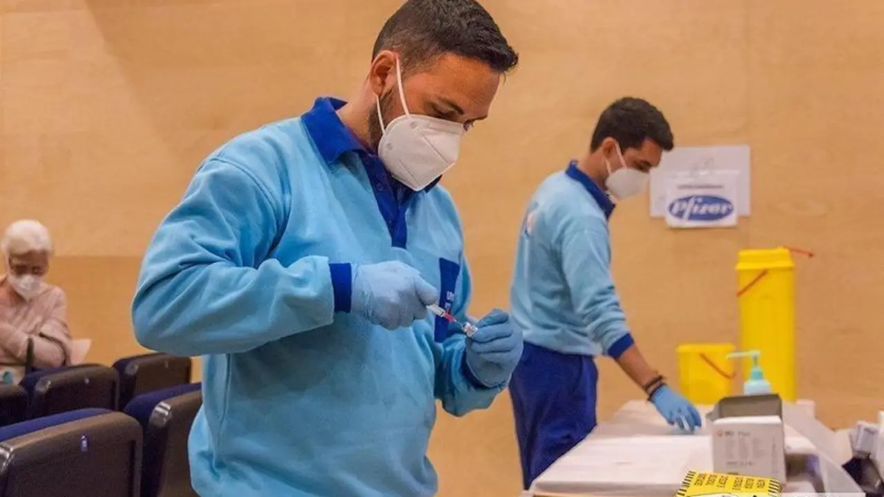  Sanitarios durante la vacunación en el Centro Cívico Poniente Sur de Córdoba / Pilar Gázquez. 