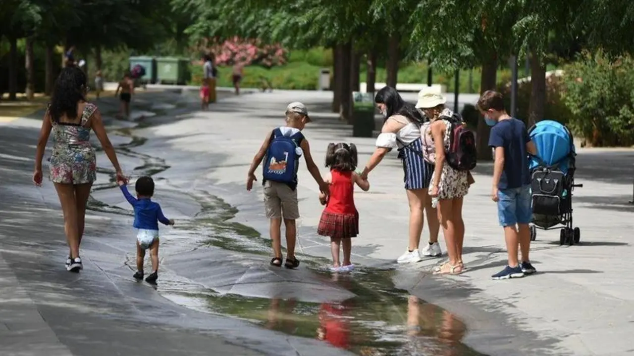  Varios ni&ntilde;os pasan por un arroyo de agua en el Parc Central, a 12 de agosto de 2021, en Valencia, Comunidad Valenciana (Espa&ntilde;a). Como consecuencia de la ola de calor que comenz&oacute; ayer en toda Espa&ntilde;a, la Comunitat Valenciana alcanzar&aacute; durante la jornada de - Jorge Gil - Europa Press 
