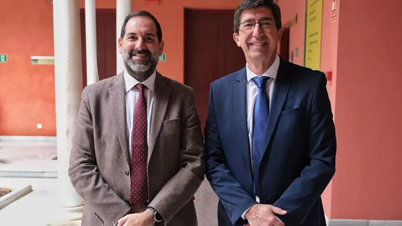  El vicepresidente de la Junta, Juan Mar&iacute;n, junto al director general de Justicia Juvenil y Cooperaci&oacute;n, Francisco Ontiveros. 