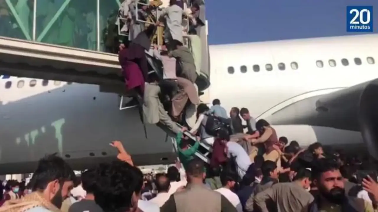  gente-pisoteandose-por-subir-a-un-avion-y-atascos-infinitos-en-kabul-en-una-huida-despavorida-por-el-pais 