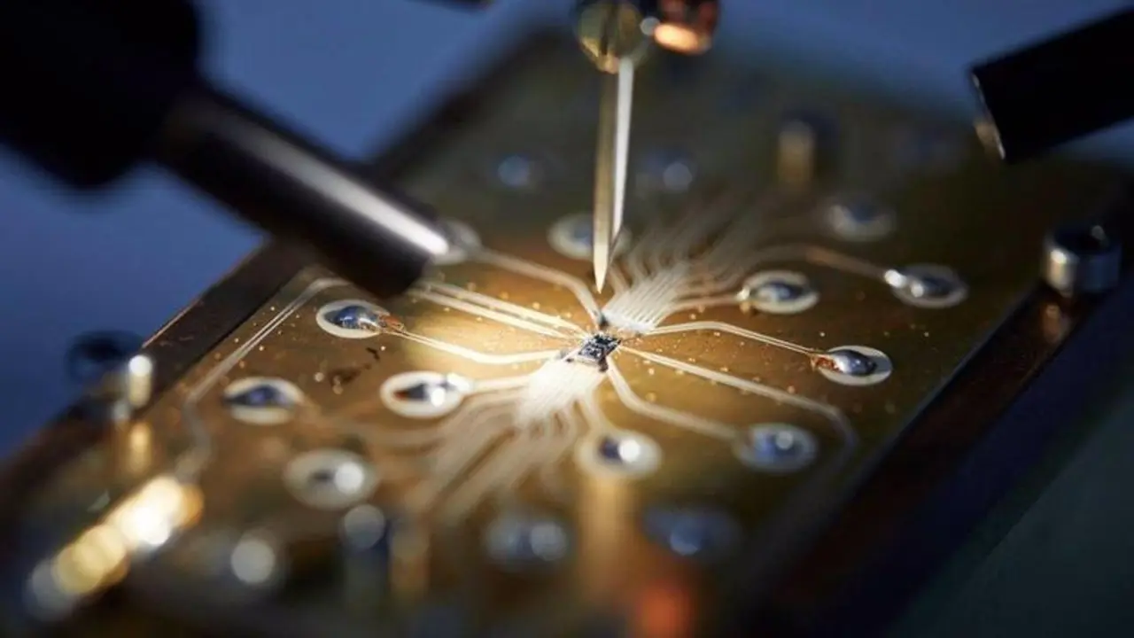  El dispositivo espin qubit se conecta a la placa de circuito en preparaci&oacute;n para la medici&oacute;n. - SERWAN ASAAD-NIUS 