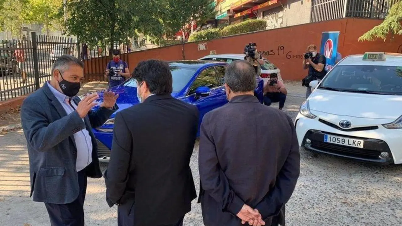  El consejero de Transportes e Infraestructuras, David P&eacute;rez, durante su visita a las instalaciones de la Federaci&oacute;n Profesional del Taxi de Madrid, para conocer el proyecto del taxi propulsado por hidr&oacute;geno verde - EUROPA PRESS 