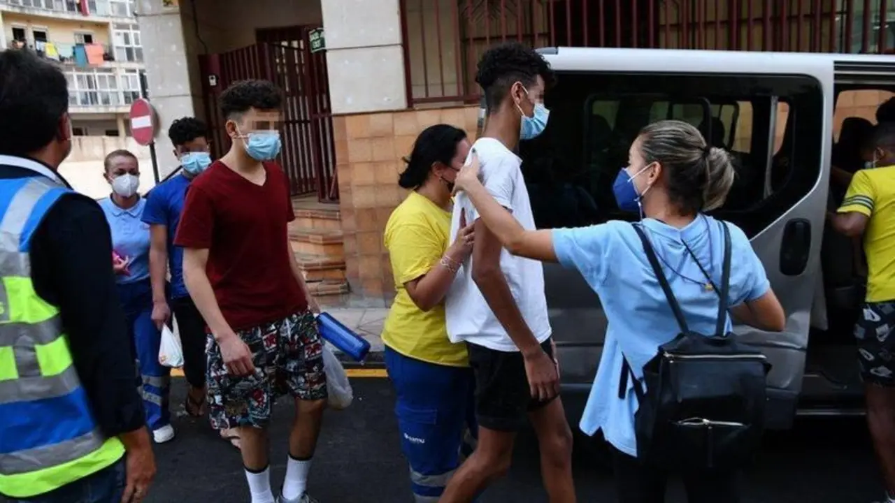  Trabajadores ayudan a tres de los menores marroqu&iacute;es a las puertas del juzgado tras presentar una denuncia solicitando habeas corpus minutos antes de ser repatriados a su pa&iacute;s de origen, en la frontera de Tarajal, a 16 de agosto de 2021, en Ceuta (Espa&ntilde;a) - Antonio Sempere - Europa Press 