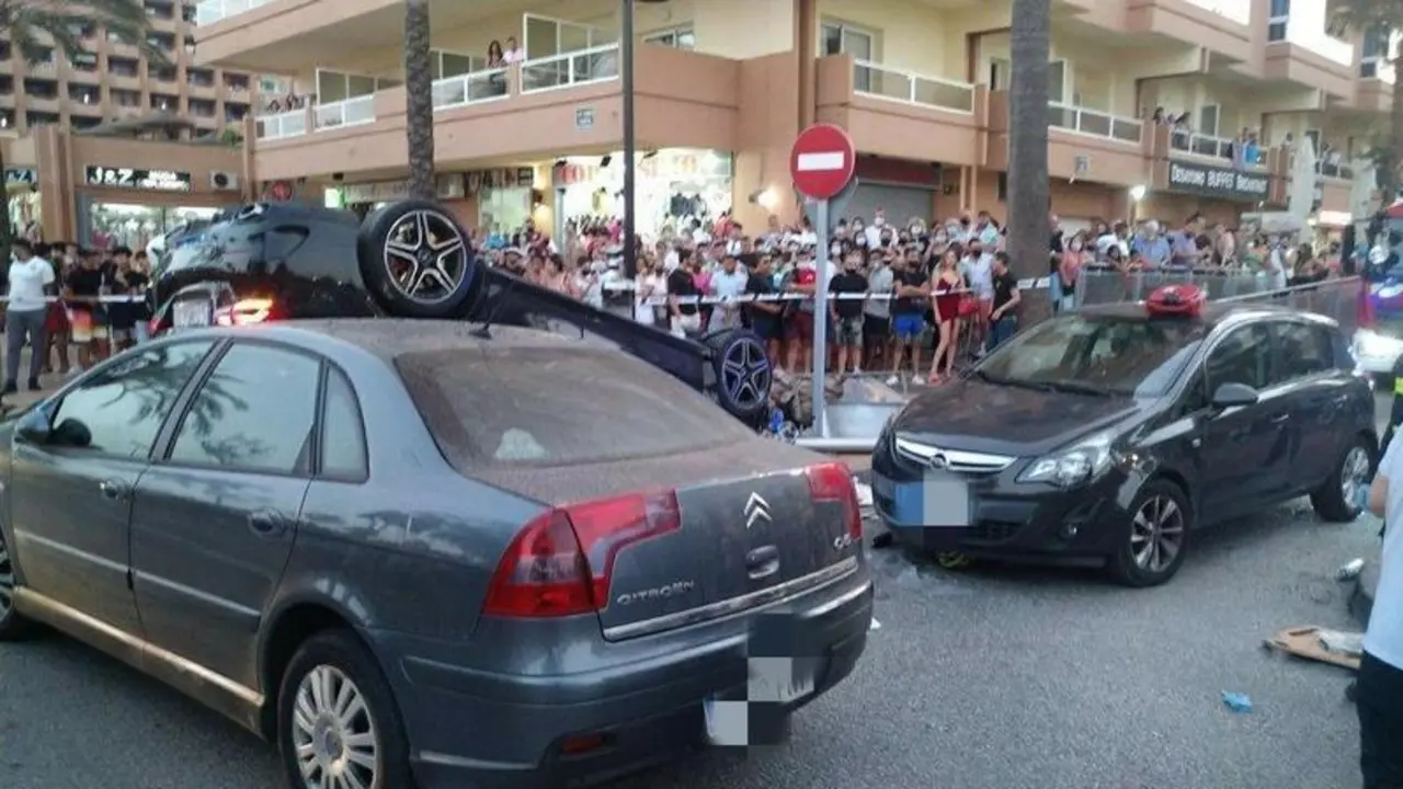 El coche implicado en el accidente en el que ha muerto un ciclista en el paseo mar&iacute;timo de Fuengirola, volcado en plena v&iacute;a ante la atenta mirada de ciudadanos - MG -EuropaPress 