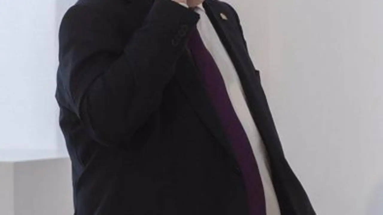 28-07-2021 El ministro de Cultura y Deporte, Miquel Iceta, habla por tel&radic;&copy;fono a su llegada al acto de toma de posesi&radic;&ge;n de altos cargos del Ministerio de la Presidencia, Relaciones con las Cortes y Memoria Democr&radic;&deg;tica y del de Cultura y Deporte, a 28 de julio de 2021, en La Moncloa, Madrid, (Espa&radic;&plusmn;a). El acto se produce dos semanas despu&radic;&copy;s de que F&radic;&copy;lix Bola&radic;&plusmn;os y Miquel Iceta se pusieran al frente de los Ministerios de la Presidencia y de Cultura y Deporte respectivamente.
SOCIEDAD 
EUROPA PRESS/A.Ortega.POOL - Europa Press
