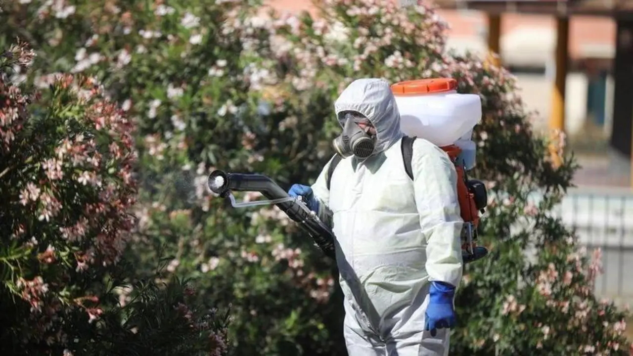  Archivo - Un operario, en labores de fumigaci&oacute;n y tratamiento de imbornales contra el mosquito para prevenir el Virus del Nilo, en foto de archivo. - Mar&iacute;a Jos&eacute; L&oacute;pez - Europa Press - Archivo 