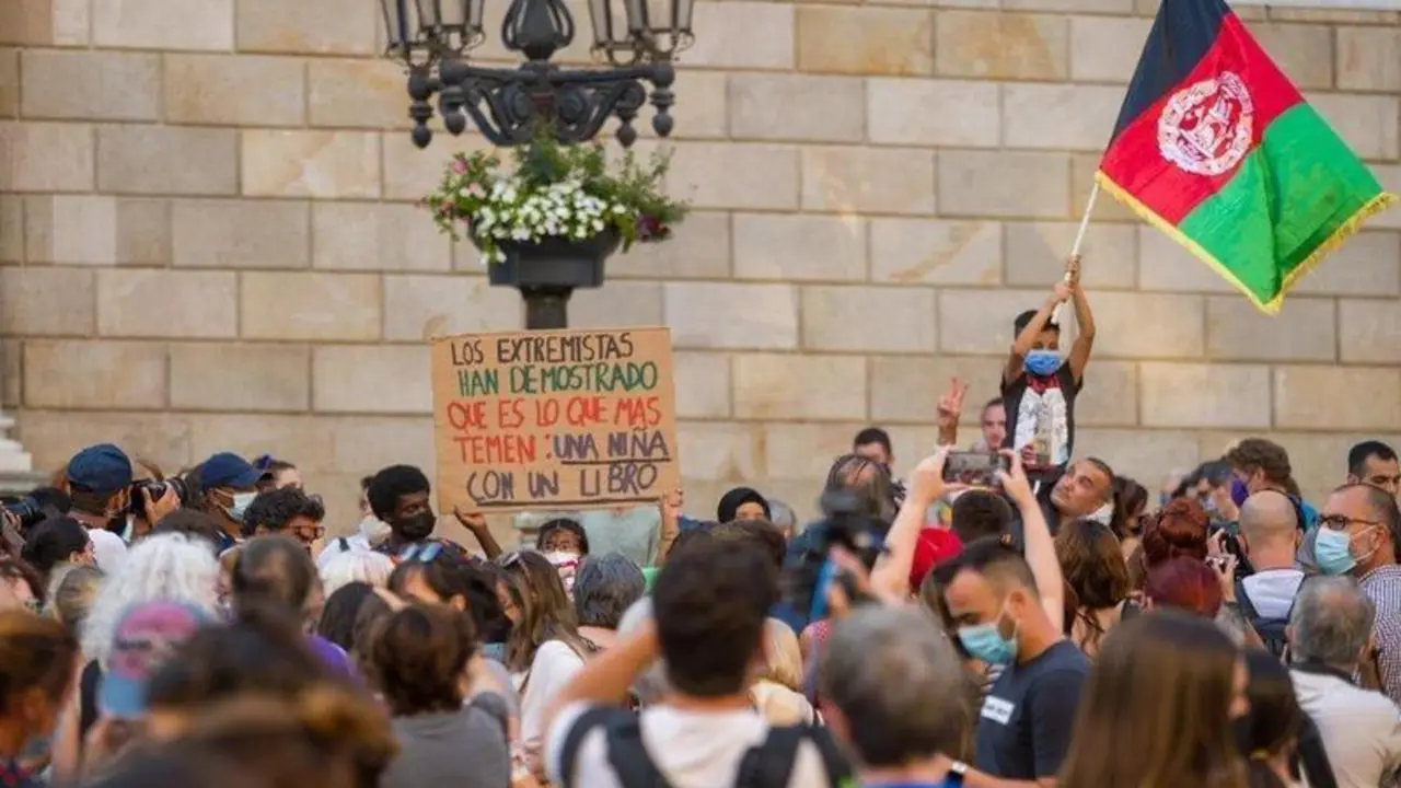  Varias personas participan en una concentraci&oacute;n en solidaridad con las mujeres y ni&ntilde;as afganas 