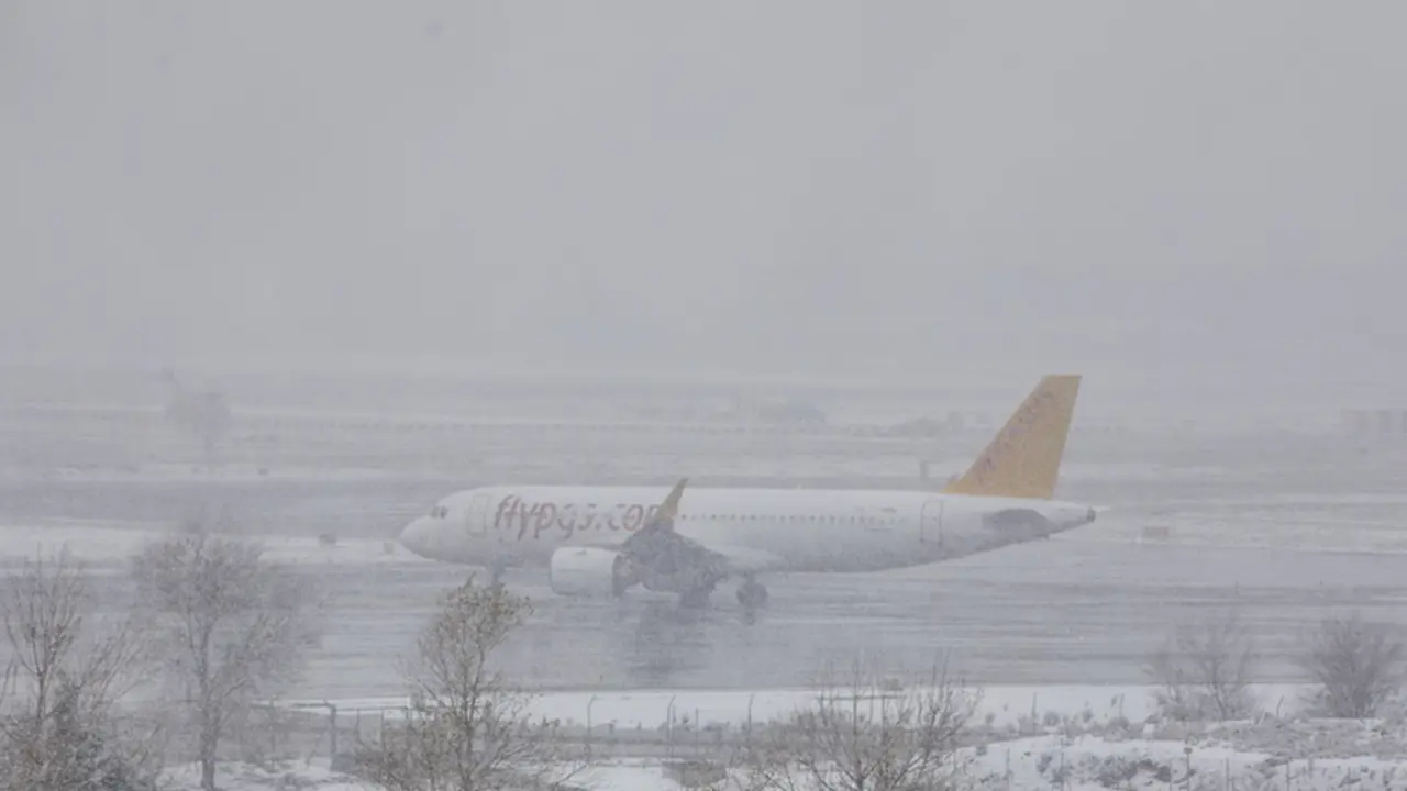  Un avi&oacute;n en el Aeropuerto de Madrid-Barajas Adolfo Su&aacute;rez, en Madrid (Espa&ntilde;a), a 8 de enero de 2021. - Jes&uacute;s Hell&iacute;n - Europa Press 