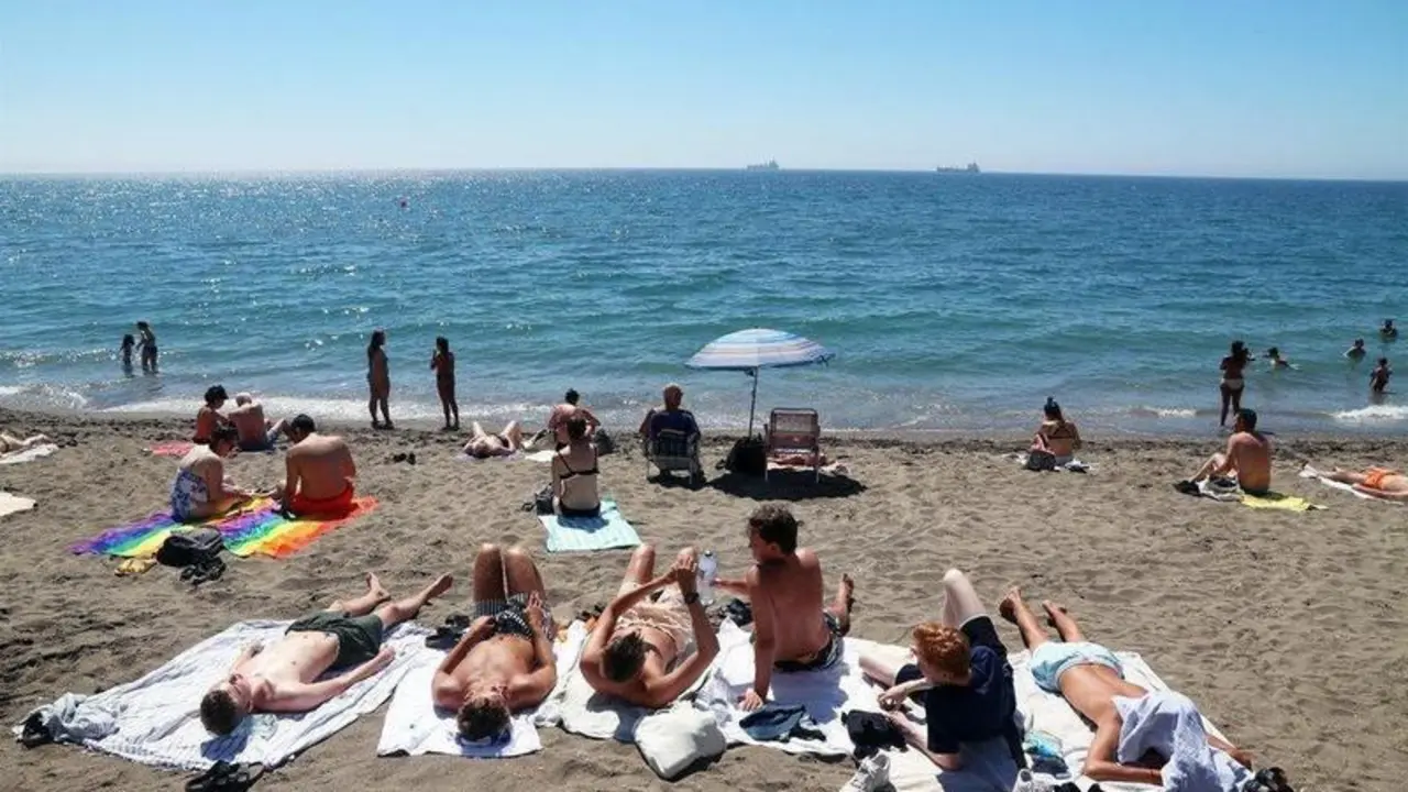  Ba&ntilde;istas y turistas disfrutan de un d&iacute;a en la playa de La Malagueta, donde hoy se ha conocido la noticia que Reino Unido mantiene a Espa&ntilde;a en &aacute;mbar y no la coloca en zona roja por Covid a 05 de agosto 2021 en M&aacute;laga (Andaluc&iacute;a) - &Aacute;lex Zea - Europa Press 