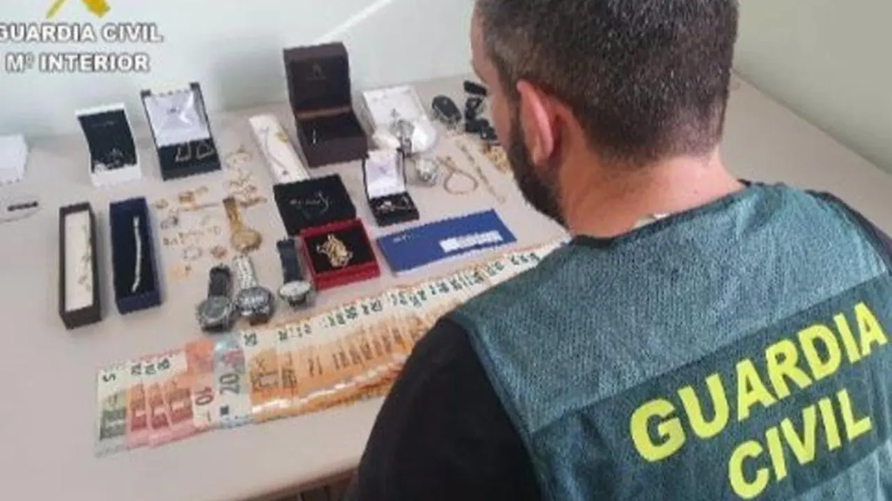  Guardia Civil con material incautado - GUARDIA CIVIL 