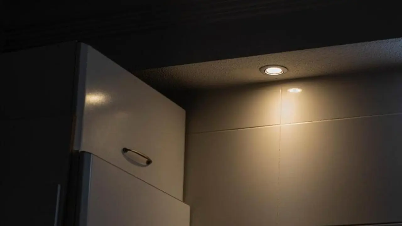  fotonoticia_20210820131439_1920 (1)Una l&aacute;mpara se mantiene encendida en el interior de una casa. - David Obach - Europa Press 