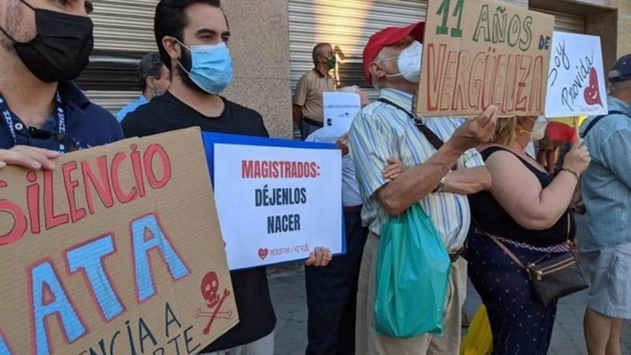 Concentraci&oacute;n ante el Constirucional contra el aborto - HAZTEOIR