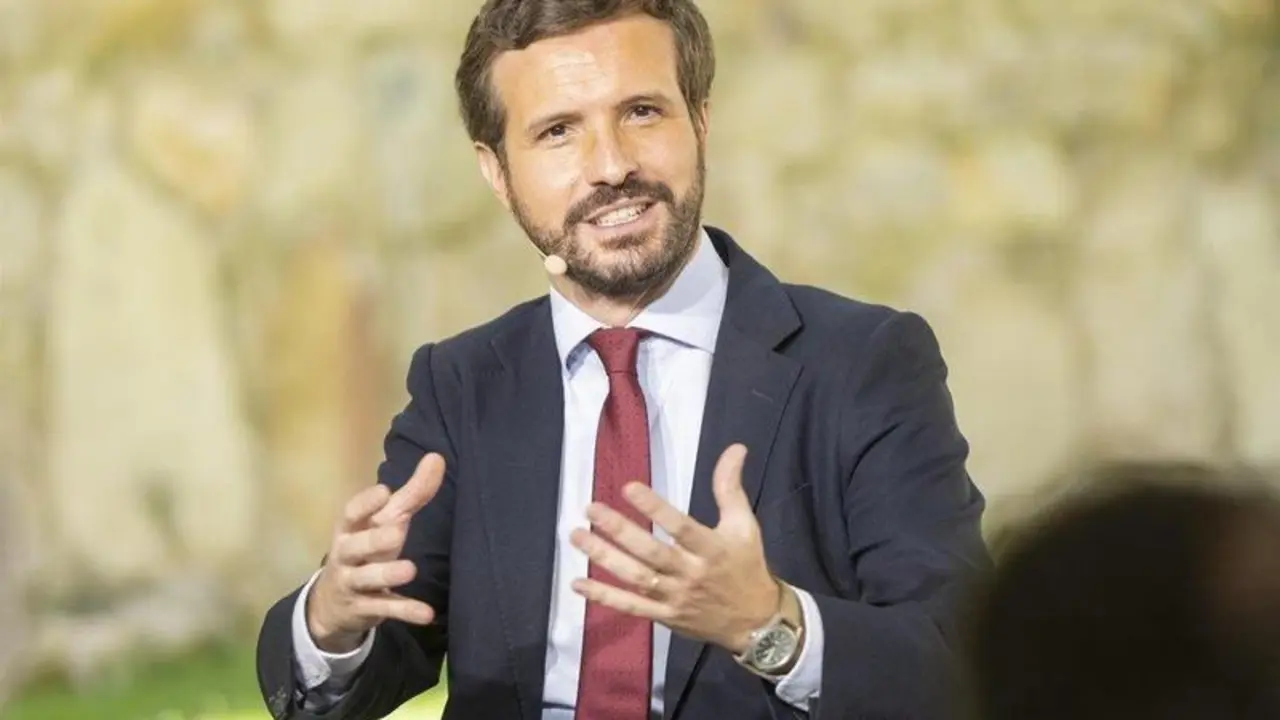  El presidente nacional del Partido Popular, Pablo Casado, participa en la mesa redonda 'La Concordia, base de nuestra Constituci&oacute;n y del &eacute;xito de nuestra democracia', a 19 de julio de 2021, en &Aacute;vila, Castilla y Le&oacute;n (Espa&ntilde;a). - Gustavo Serrano - Europa Press 