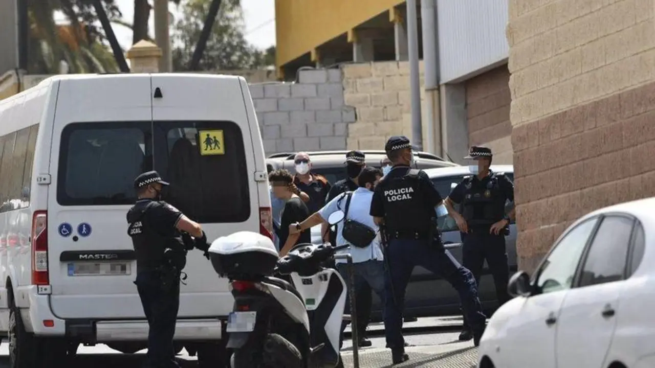 Varios agentes y veh&iacute;culos de la Polic&iacute;a Local de Ceuta acompa&ntilde;an a menores no acompa&ntilde;ados hacia una furgoneta - Antonio Sempere - Europa Press